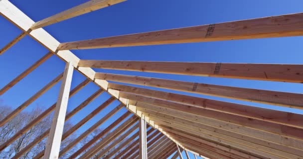 从施工过程中使用的木制框架结构取得的新房屋面的施工细节 — 图库视频影像