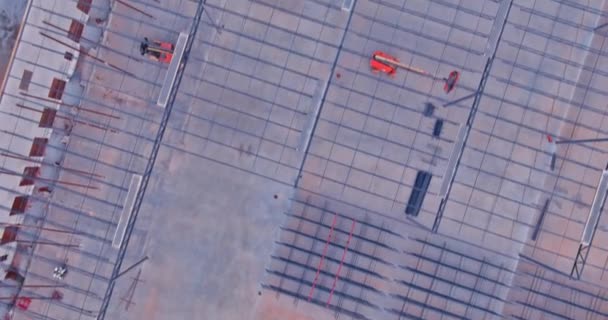 Nşaat Halindeki Inşaat Alanında Deponun Çatısı Çelik Çerçeve Iskeleti Kirişine — Stok video