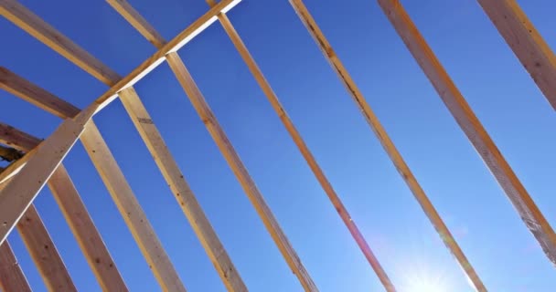 Строительство Нового Дома Использованием Деревянных Рам Установки Фермовых Конструкций Крыш — стоковое видео