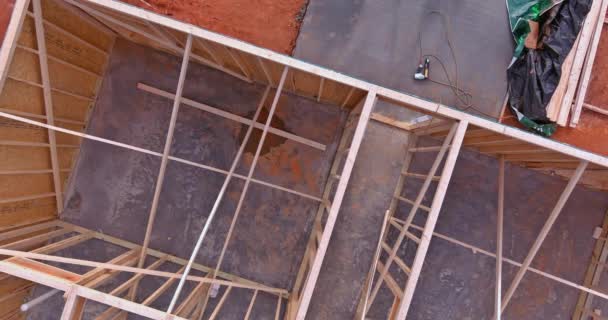Construcción Nueva Casa Madera Vigas Enmarcado Casa Están Instalando Procesos — Vídeos de Stock