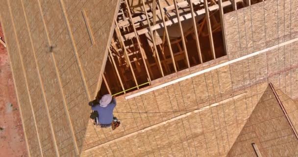 Unfinished House Being Reroofed Roofer Who Working Installation Plywood Roof — Vídeo de stock
