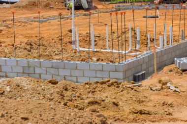 İnşaat alanında şu anda beton bloklar yığını var ve duvar örülmeye hazır..