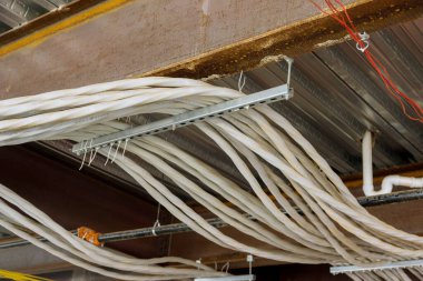 Yeni apartman kompleksine elektrik kabloları döşendi ve binanın tavanına yerleştirildi