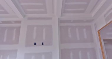 İnşaat halindeki yeni evimizin alçıpan kaplamasını bitirdik. Hala tamamlanmamış duvarı boyamaya hazırlanıyorlar.