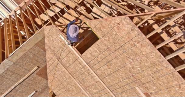 Carpenter Roofer Working Installing Plywood Roof Unfinished House Has Been — ストック動画