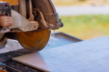 Zemin fayanslarını taşıma hazırlığının bir parçası olarak müteahhitlerin fayansları montajı kolaylaştırmak için ayrı ayrı kesilir.