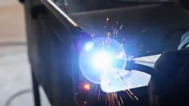 Worker Working Welding Metal Sparkle Using Welding Machine Semi Automatic — Wideo stockowe