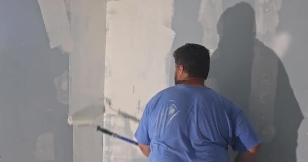 装飾的な塗装壁を持つ部屋の空の壁の近くに塗料装置と装飾塗装壁があります — ストック動画
