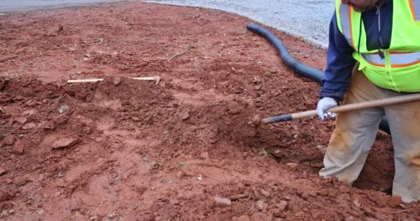 Worker Digs Trench Laying Drainage Pipe Rainwater Heavy Rainfall — Vídeo de stock