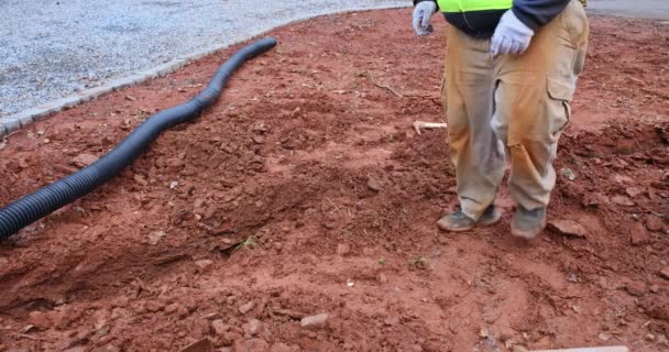 装配雨水排水管 用于在铺有砾石车道的停车场收集雨水 — 图库视频影像