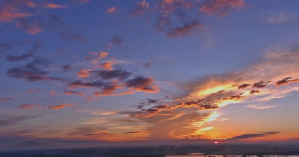 天空是戏剧性的 夕阳西下的美景令人叹为观止 — 图库视频影像