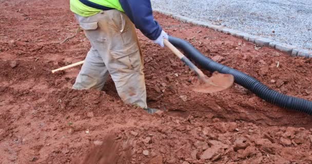 Seorang Karyawan Menggali Parit Untuk Meletakkan Pipa Drainase Untuk Menangkap — Stok Video