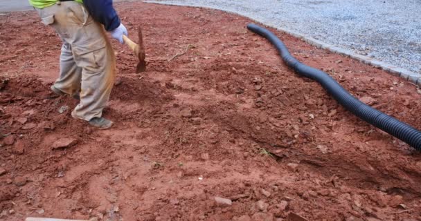 Şiddetli Sağanak Yağış Sırasında Kanalizasyon Boruları Döşemek Için Çukur Kazmak — Stok video