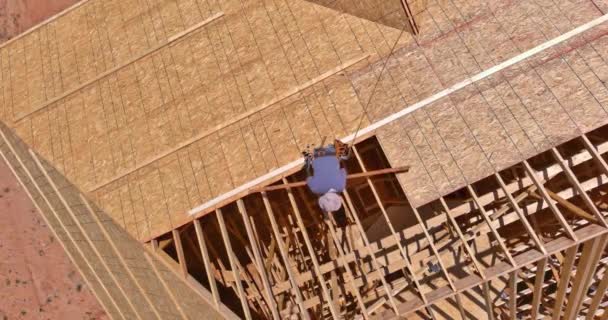 Telhado Carpinteiro Que Trabalha Madeira Compensada Que Prega Telhado Casa — Vídeo de Stock