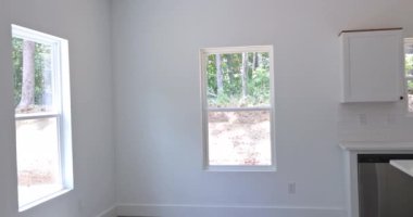 Yeni bir eve yeni aletler ve mutfak beyaz dolapları eklenirken