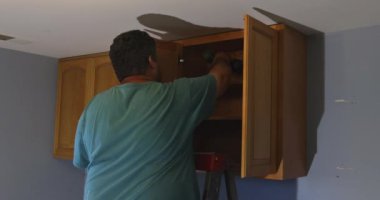 Yeni evdeki modern mutfak dolaplarının montajı ve kurulumu