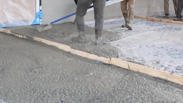Yeni Yapımı Sırasında Beton Karıştırma Kamyonu Evin Etrafına Beton Döşemek — Stok video