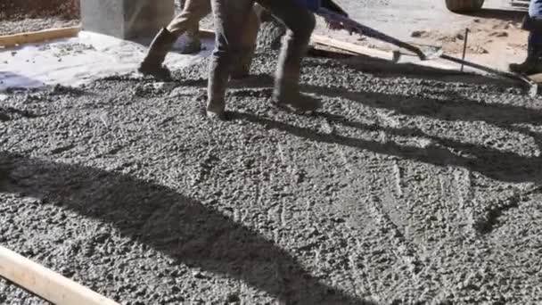Beton Yeni Evin Etrafındaki Beton Karıştırma Kamyonundan Dökülüyor — Stok video