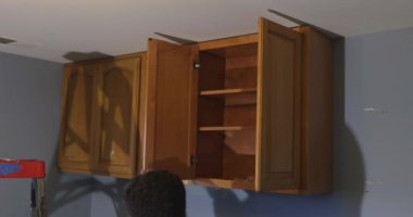 Mutfak dolaplarını yeniden düzenlemek ve yeni mutfak mobilyaları monte etmek.