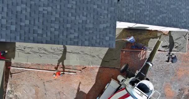 Beton Yeni Evin Etrafındaki Beton Karıştırıcı Kamyonla Kaldırım Için Dökülüyor — Stok video