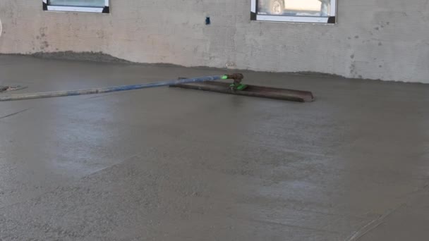 Pouring Concrete Wet Concrete Surface Worker Plasters Floor Trowel Using — Stockvideo