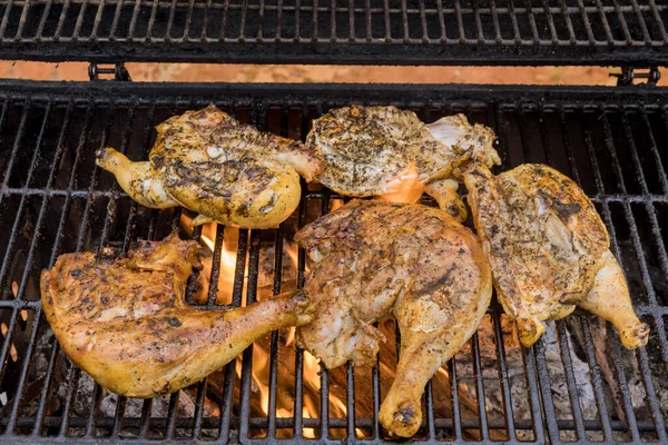Sizzling Grilled Chicken Flaming Charcoal Grill — Stock Photo, Image