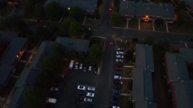 Akşamdan beri küçük bir kasabada, gece lambaları olan bir yerde.