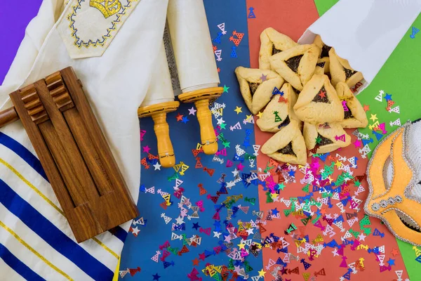 プリムは ユダヤ人のお祝いを象徴するHamantaschenクッキーカーニバルマスクノイズメーカーで祝われているユダヤの休日です — ストック写真