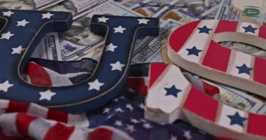 Amerikan dolarları üzerine seçici odaklı ABD harfleri