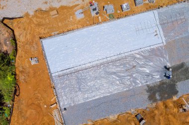 Üzerine beton dökmeden önce su yalıtımı için polietilen döşemek tavsiye edilir.