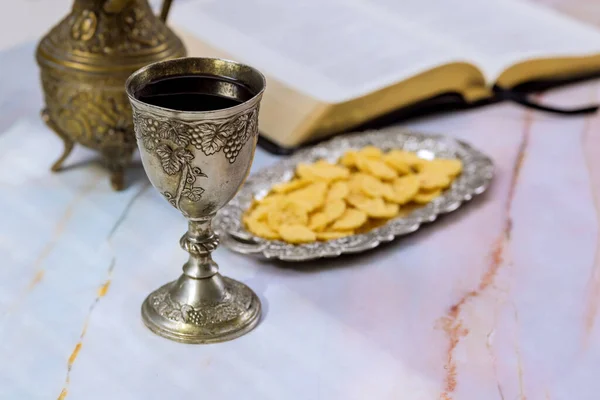 クリスチャン ホーリー コミュニオンは イエス キリストの犠牲を象徴するパン シャリーワインなどのシンボルで構成されています — ストック写真