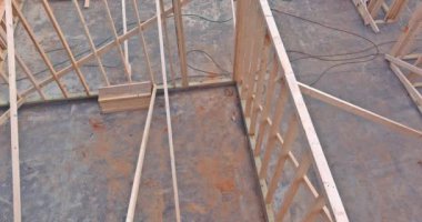 Yeni inşa edilmiş tahta kirişler ev kereste kirişleri kiriş çerçevelerden yapılmıştır.
