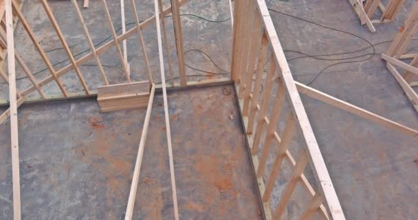 新しく建てられた棒木製の梁の家は 木製の梁トラスフレームで作られています — ストック動画