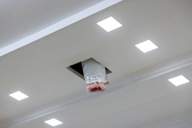 Yenileme işleminin bir parçası olarak havalandırma ve havalandırma sistemi zaten boyanmış olan evin tavanına monte ediliyor.