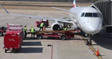 5 Mart 2023 Asheville NC ABD Kuzey Carolina 'daki Asheville Bölgesel Havalimanı' nda uçak bakımı sırasında bagajların boşaltılması süreci