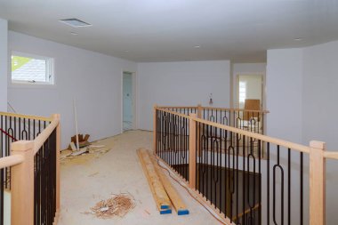 Yeni ev işlerinde montaj ve çevre etrafında ahşap korkuluklar kurulumu devam ediyor.