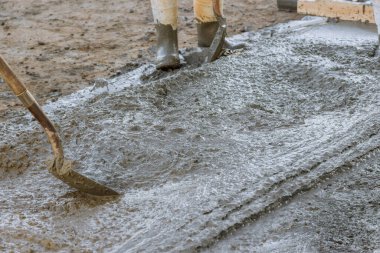 Beton kaldırım, çalışanlar tarafından uzun malalar kullanılarak yerle bir edildi..
