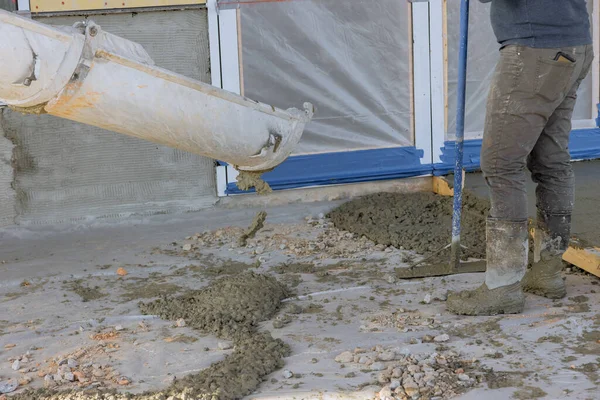 Trowel Panjang Digunakan Oleh Karyawan Untuk Tingkat Beton Basah Trotoar — Stok Foto
