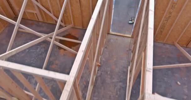 木梁房屋是使用木梁和桁架的传统建筑形式 — 图库视频影像