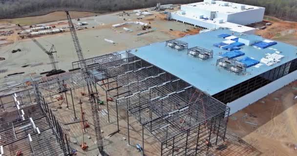以履带式起重机 金属钢架梁作为施工程序的一部分 对某工业厂房进行了施工 — 图库视频影像