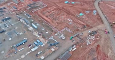 Endüstriyel binalar için metal çerçeve kirişleri yapımında vinç kullanılıyor.