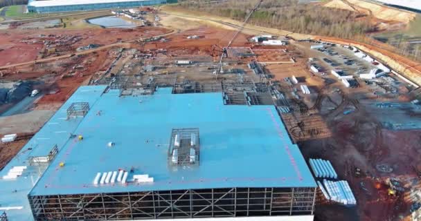工業用建物の建設中にクローラクレーンは 一部の建設プロセスとして金属鋼フレーミングビームを構築するために使用されます — ストック動画