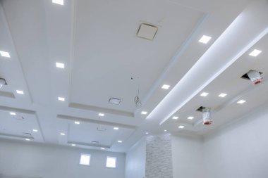 Şu anda havalandırma ve havalandırma sistemi beyaz renge boyanmış olan evin tavanına kuruluyor.