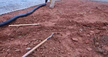 İyi tasarlanmış drenaj borusunun kurulumu etkili yağmur suyu toplamayı sağlar