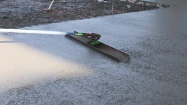 Beton döküldükten sonra işçiler sıva ıslak beton döşeme ile mala