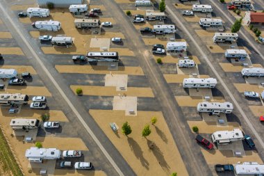 Römorkun karavan parkındaki karavan tatilinden görüntüler.