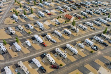 Kamp parkındaki karavan tatilinin hava görüntüsü.