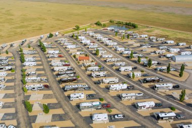 Bir karavanın karavan parkının karavan park alanındaki hava perspektifinden görüntüsü