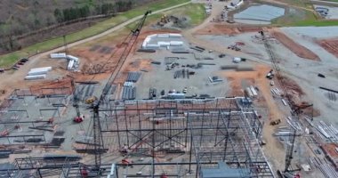 İnşaat sırasında, vinçler metal çerçeveleri çerçevelemek için kullanılır.