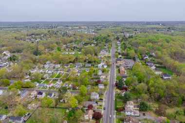 Küçük Amerikan kasabası yerleşim bölgesi bahar ağaçları manzaralı panoramik hava manzaralı evler ve yollar.